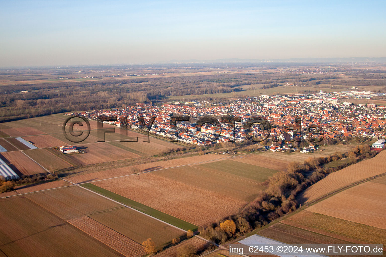 Offenbach an der Queich dans le département Rhénanie-Palatinat, Allemagne du point de vue du drone