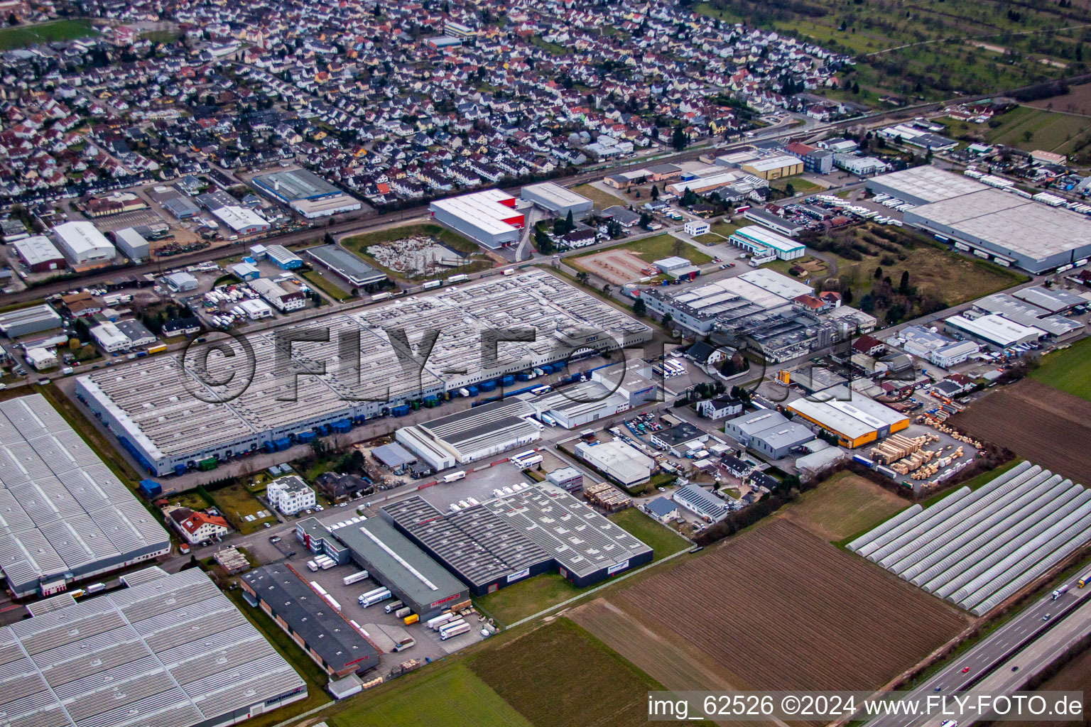 Vue aérienne de Centre logistique L'Oréal Allemagne à Muggensturm dans le département Bade-Wurtemberg, Allemagne