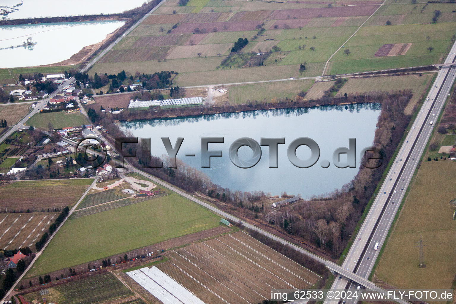 Vue aérienne de Lac Jourdain du sud-est à le quartier Neumalsch in Malsch dans le département Bade-Wurtemberg, Allemagne