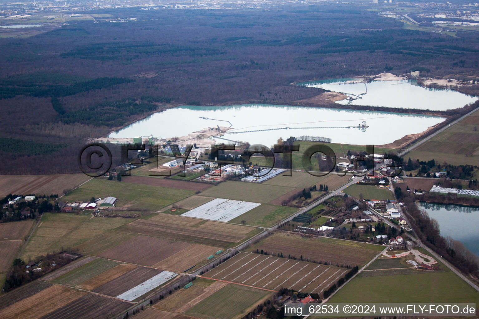 Vue aérienne de Gravière, lacs de carrière du sud-est à le quartier Neumalsch in Malsch dans le département Bade-Wurtemberg, Allemagne