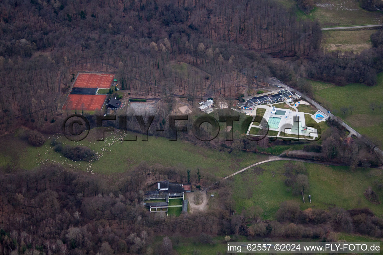 Vue aérienne de La piscine extérieure à le quartier Waldprechtsweier in Malsch dans le département Bade-Wurtemberg, Allemagne