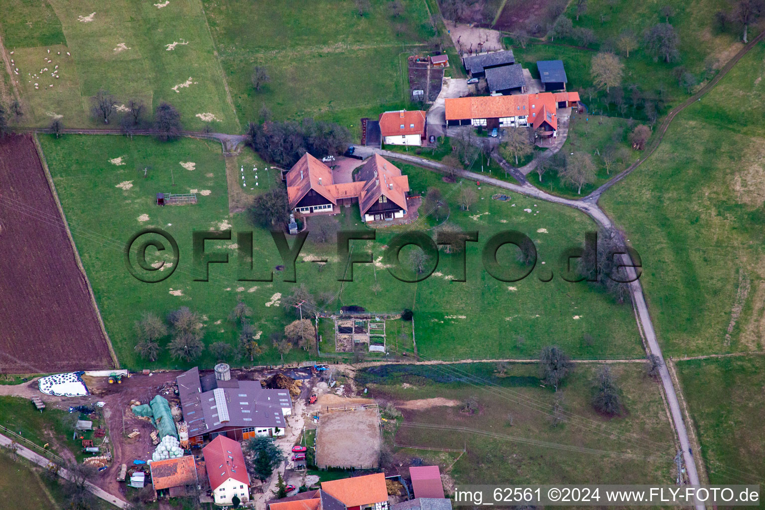 Vue aérienne de Rimmelsbacher Hof à le quartier Völkersbach in Malsch dans le département Bade-Wurtemberg, Allemagne