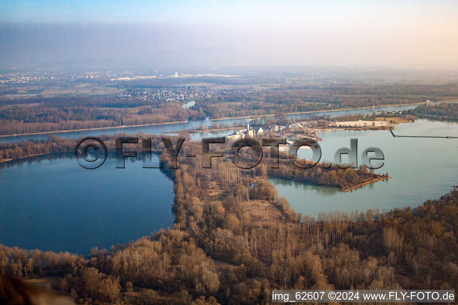 Vue aérienne de Étang de la carrière Dyckerhoff à Seltz dans le département Bas Rhin, France