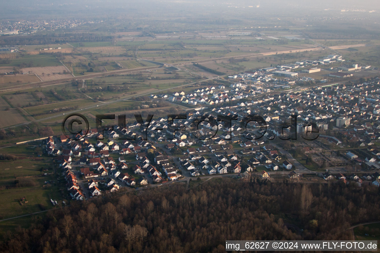 Ötigheim dans le département Bade-Wurtemberg, Allemagne du point de vue du drone