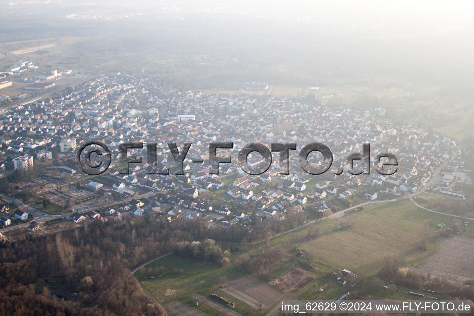 Ötigheim dans le département Bade-Wurtemberg, Allemagne vu d'un drone