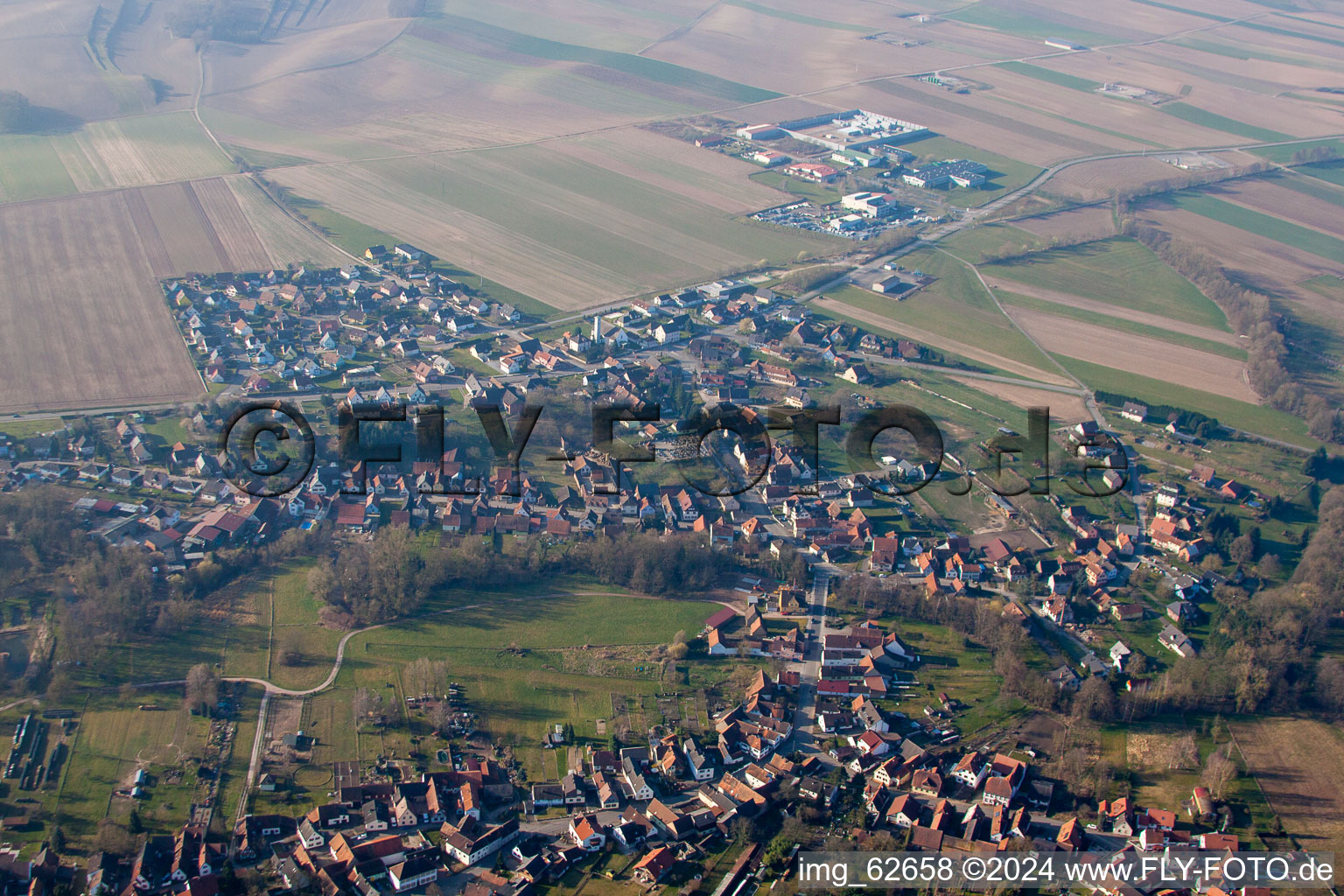 Scheibenhard dans le département Bas Rhin, France du point de vue du drone