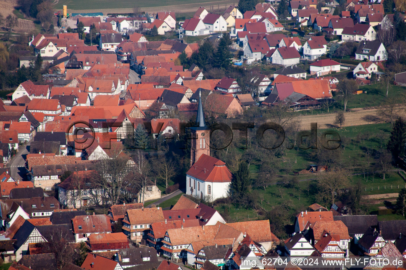 Vue aérienne de Église Protestante de Hunspach au centre du village à Hunspach dans le département Bas Rhin, France