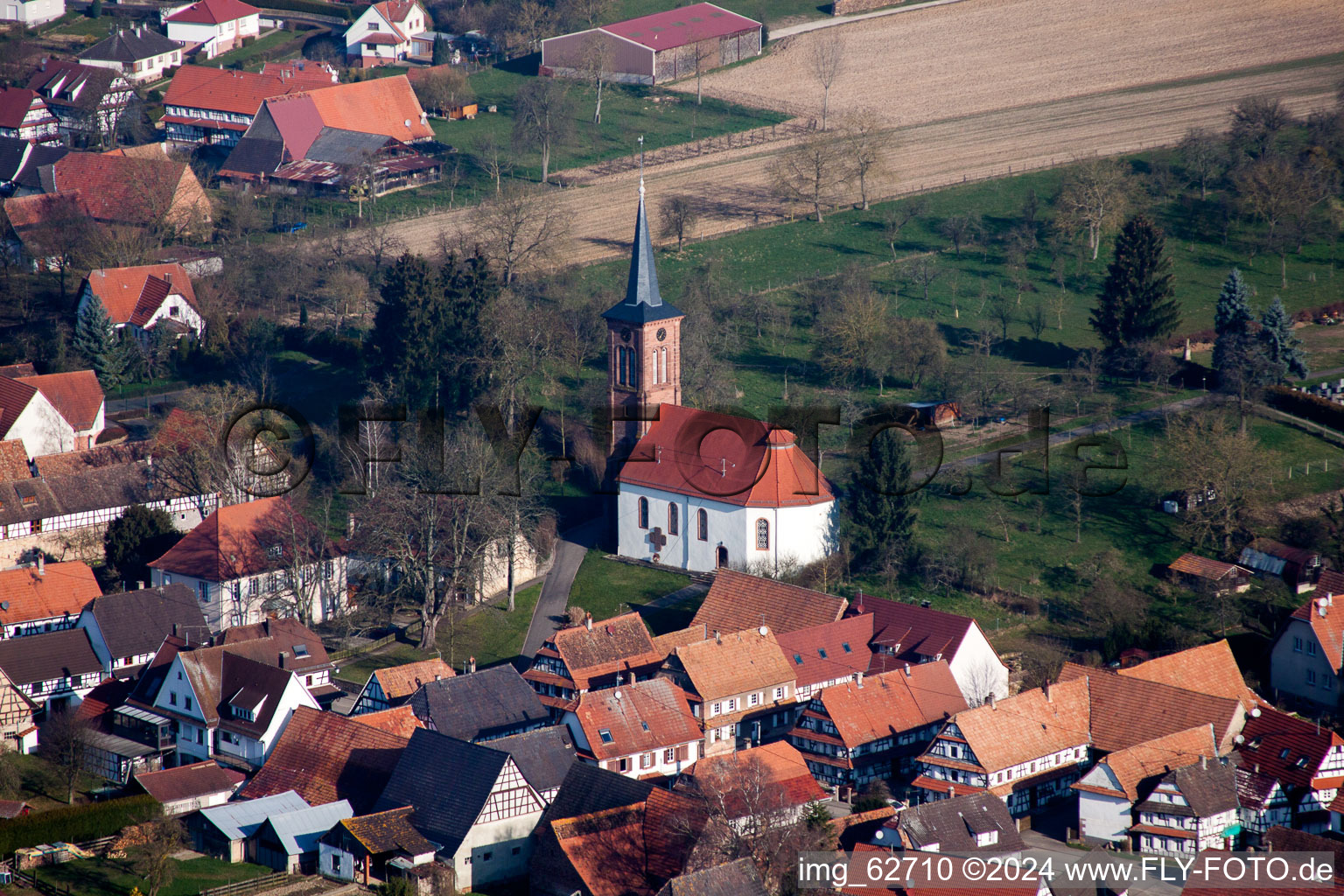 Vue aérienne de Église Protestante de Hunspach au centre du village à Hunspach dans le département Bas Rhin, France