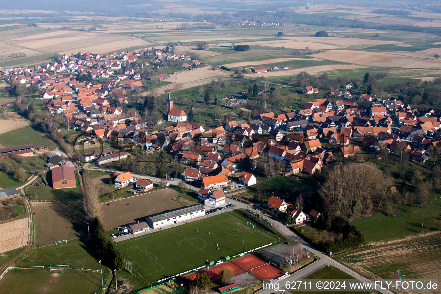 Vue aérienne de Terrain de sport - terrain de football en bordure de Hunspach à Hunspach dans le département Bas Rhin, France