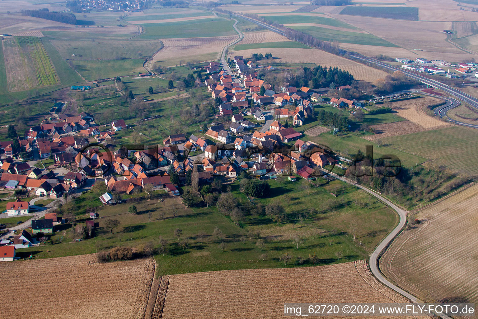 Hohwiller dans le département Bas Rhin, France vu d'un drone