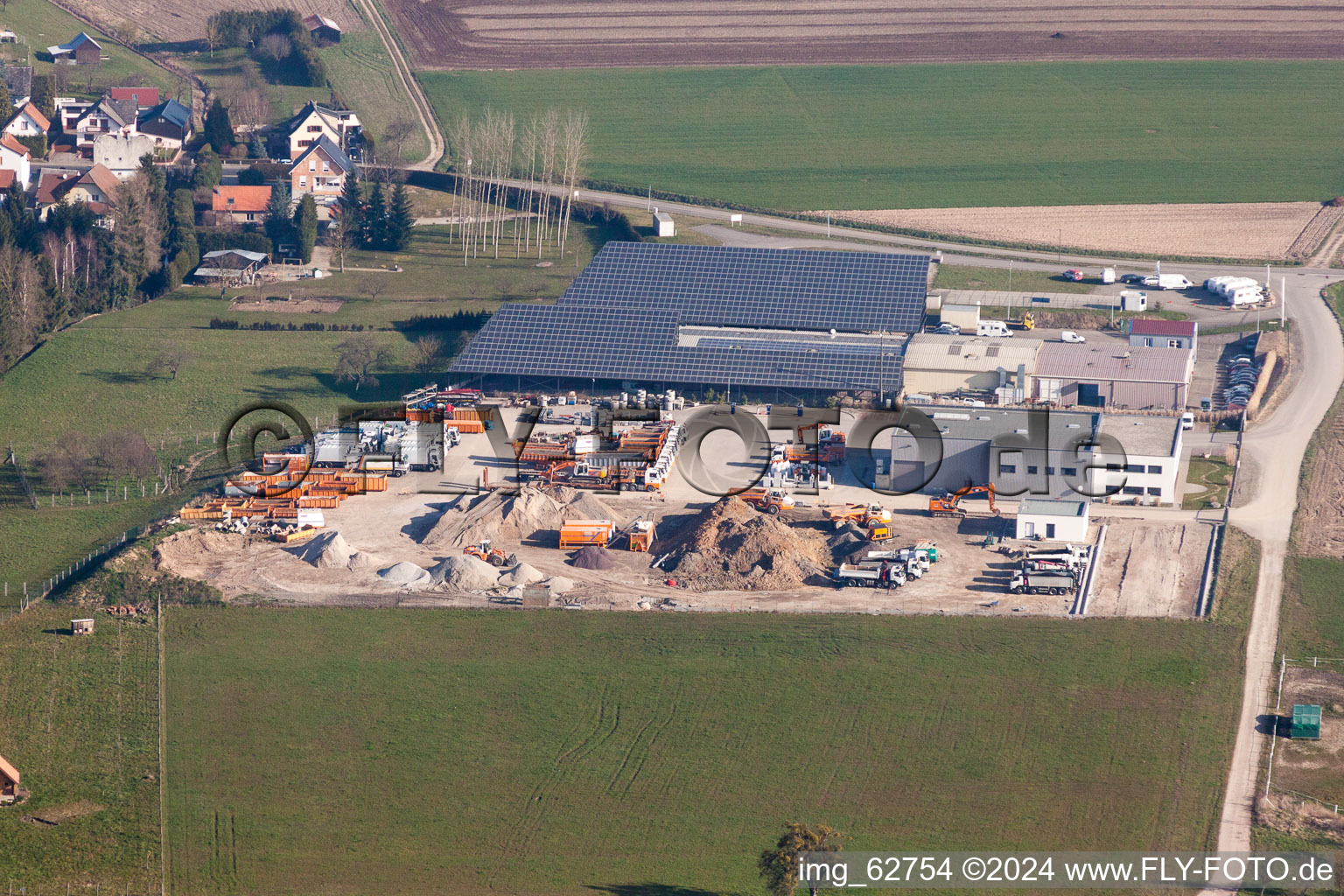 Vue aérienne de Locaux de l'usine HERRMANN Travaux Publics à Surbourg dans le département Bas Rhin, France