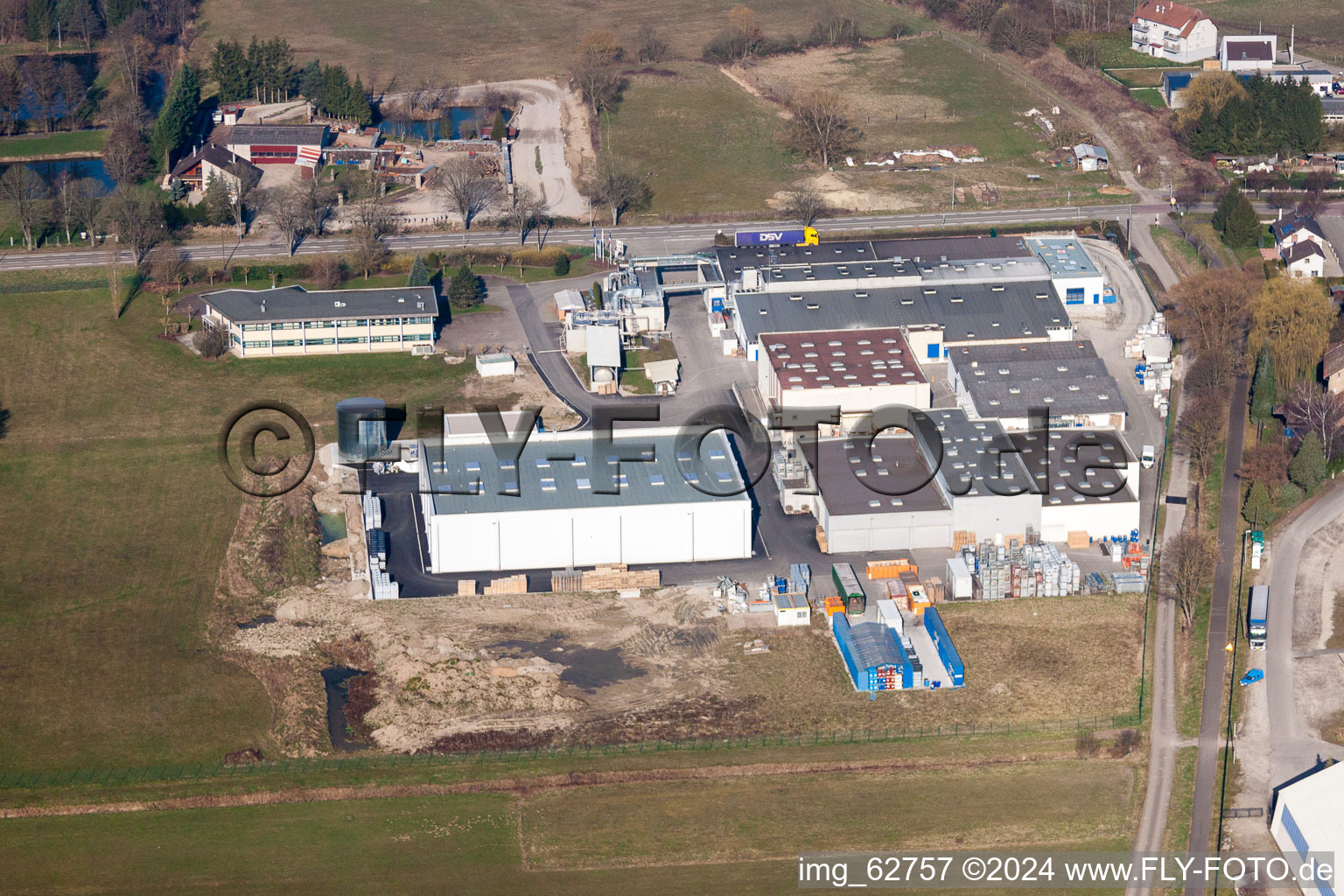 Vue aérienne de Locaux de l’usine HB Fuller Adhésifs à Surbourg dans le département Bas Rhin, France