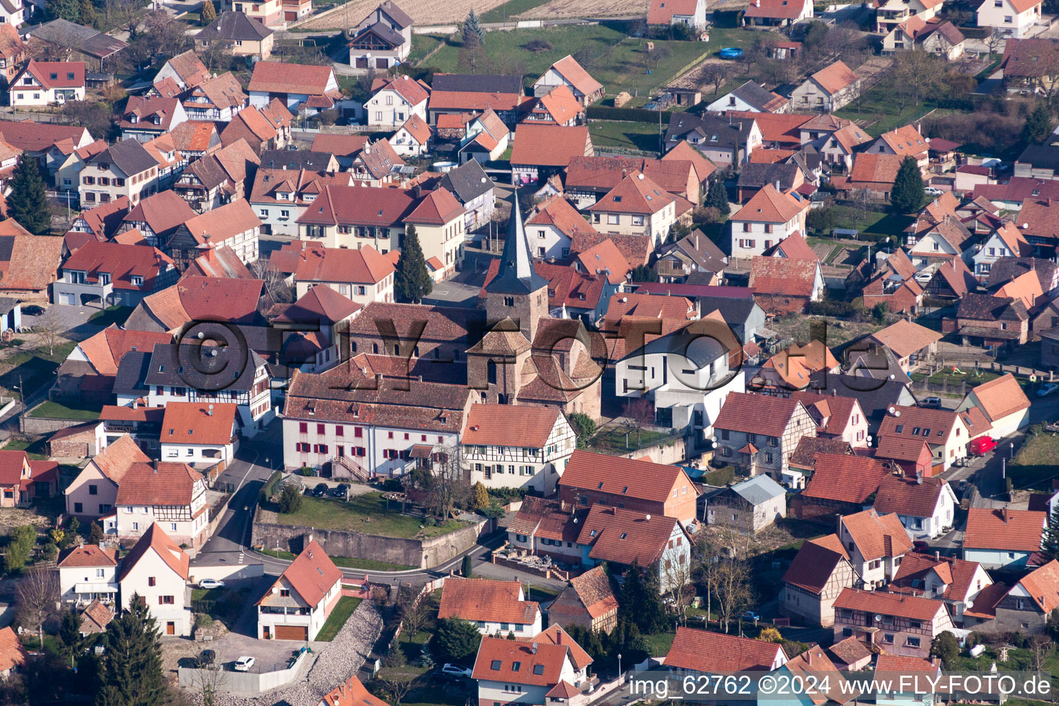 Vue aérienne de Bâtiment religieux du Presbytère Catholique dans le centre ancien du centre-ville à Surbourg dans le département Bas Rhin, France