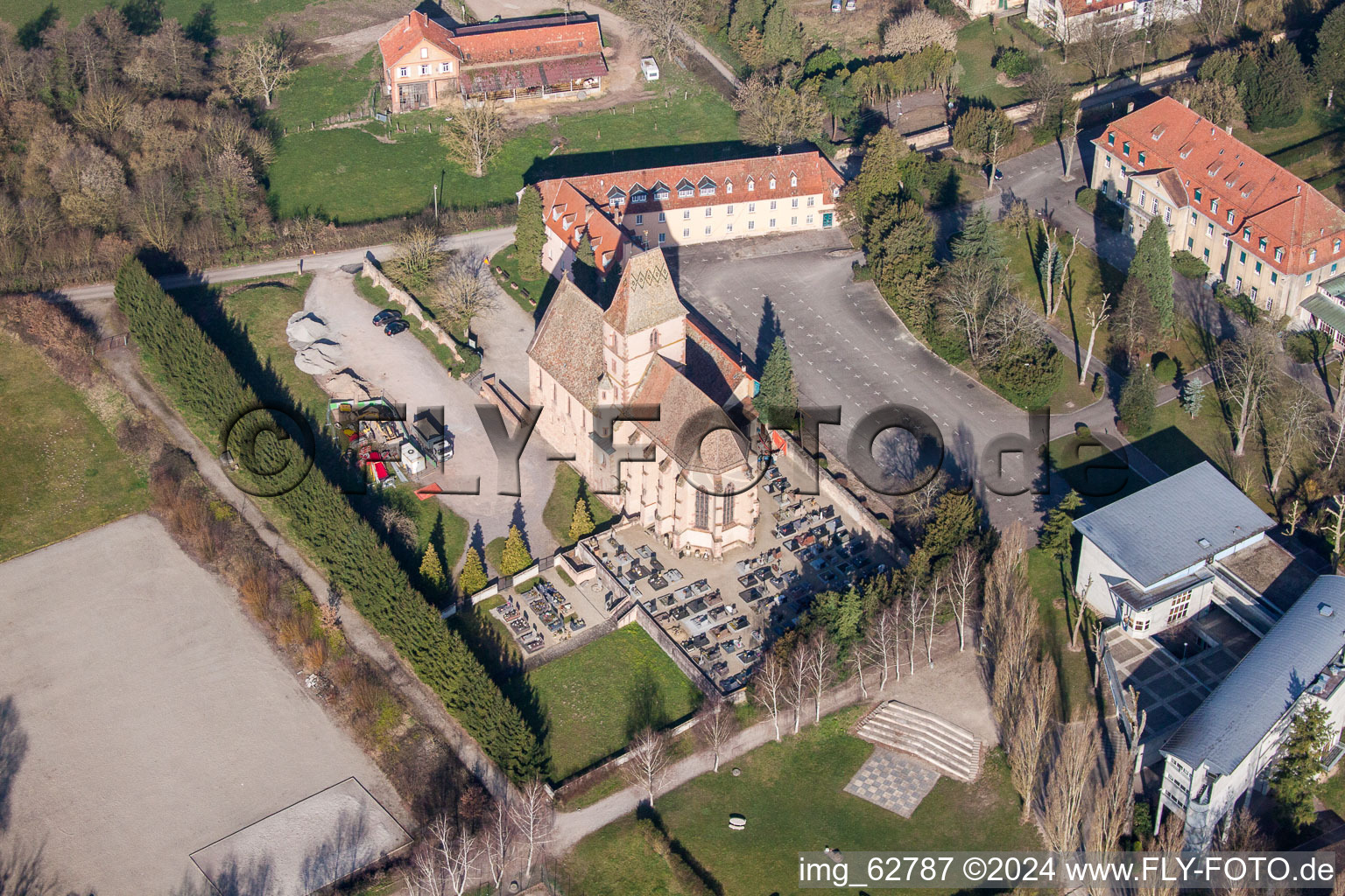 Vue aérienne de Église Sainte-Walburge à Walbourg dans le département Bas Rhin, France