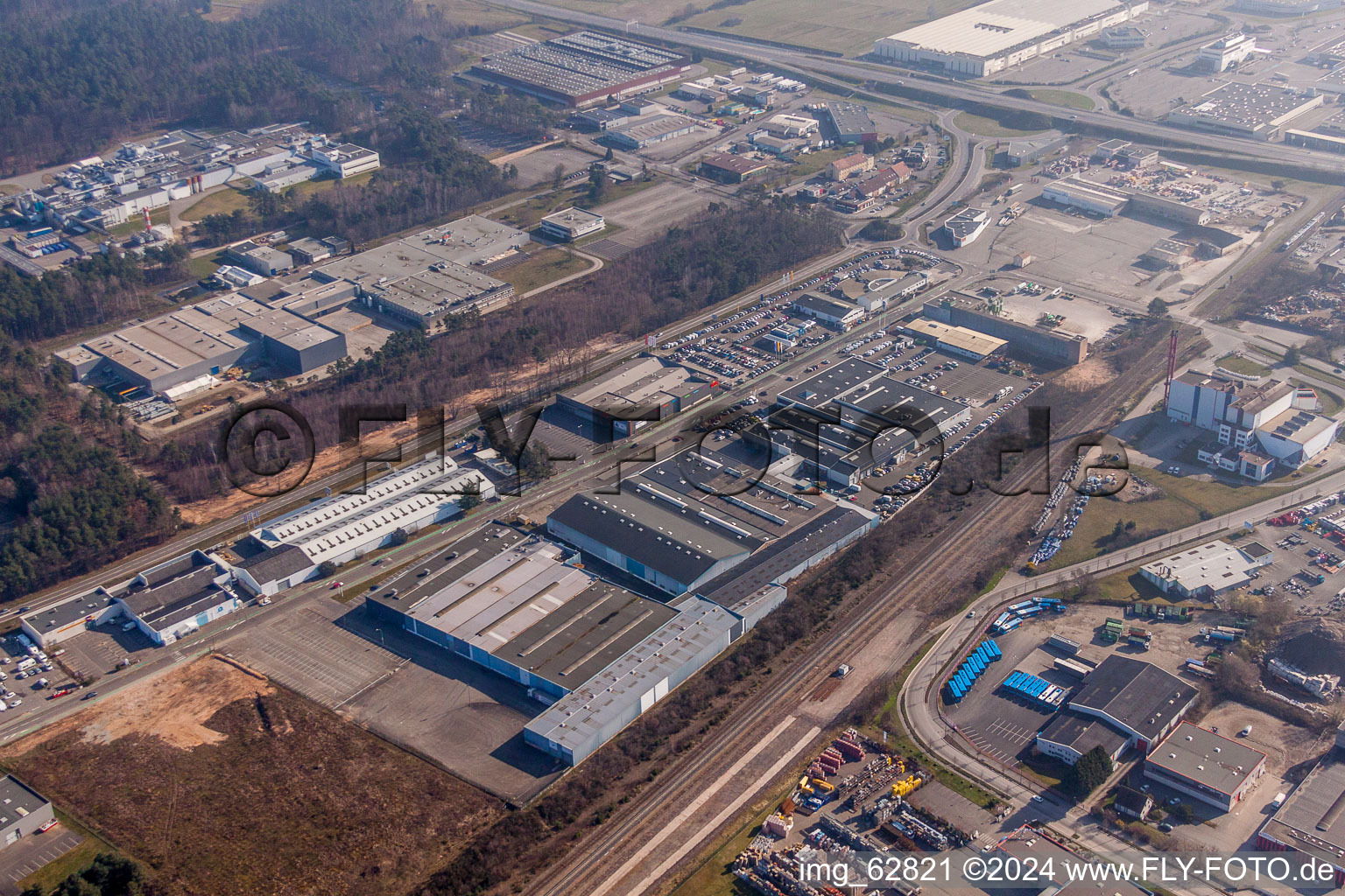 Vue aérienne de Zone industrielle et commerciale ZI du Ried à Schweighouse-sur-Moder dans le département Bas Rhin, France