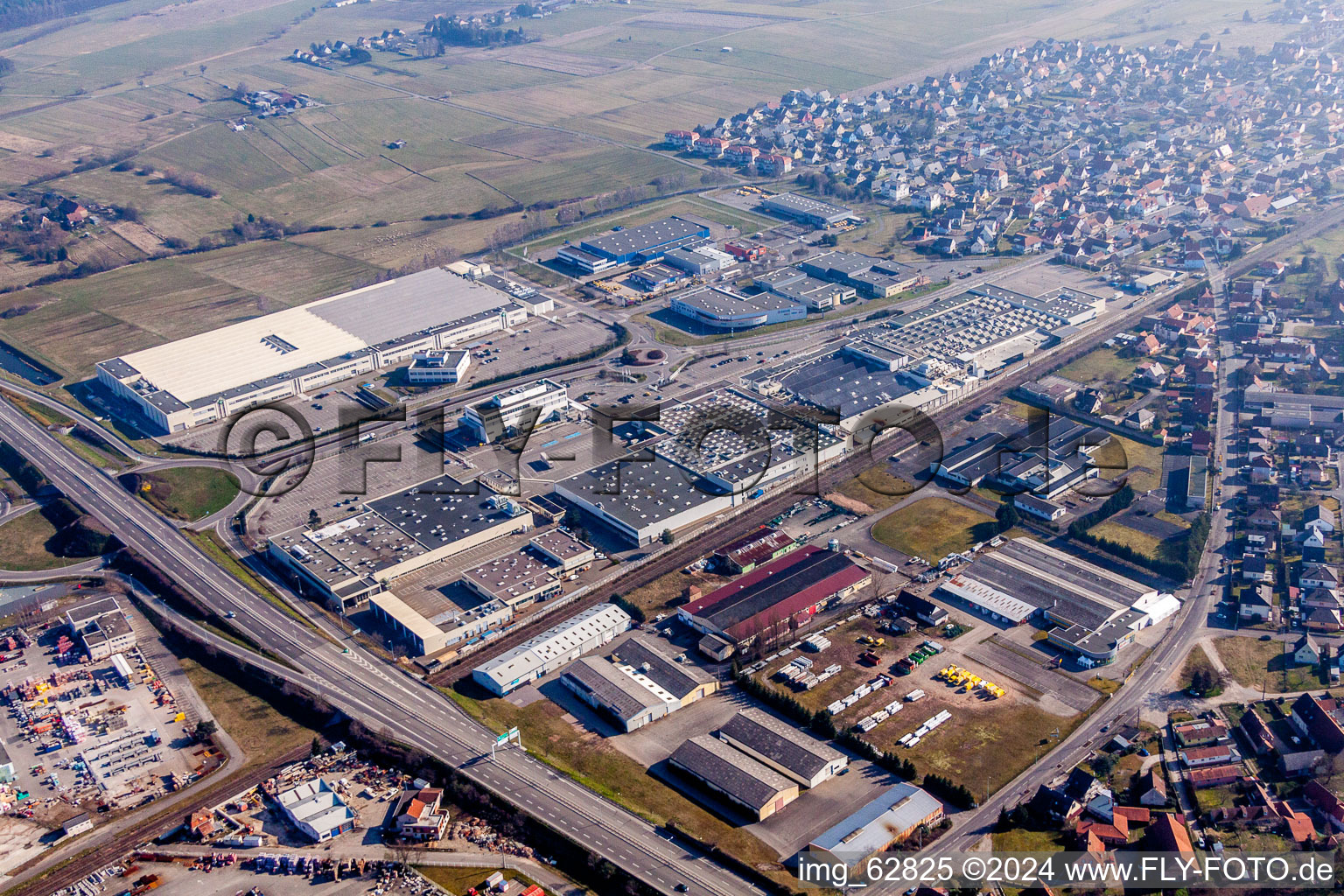 Vue aérienne de Locaux de l'usine Schaeffler à Haguenau à le quartier Zone Activite Sandlach in Hagenau dans le département Bas Rhin, France