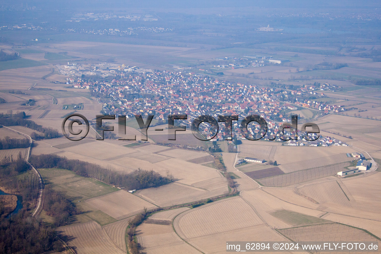 Gambsheim dans le département Bas Rhin, France vu d'un drone