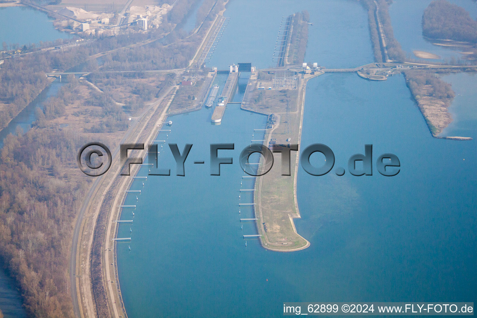 Écluse à Gambsheim dans le département Bas Rhin, France vue du ciel