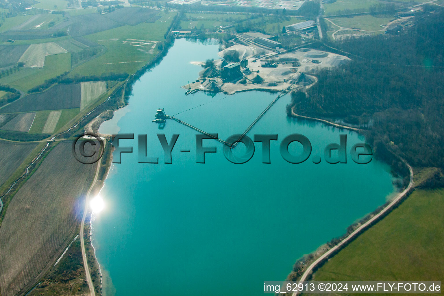 Vue aérienne de Étang de carrière à le quartier Legelshurst in Willstätt dans le département Bade-Wurtemberg, Allemagne