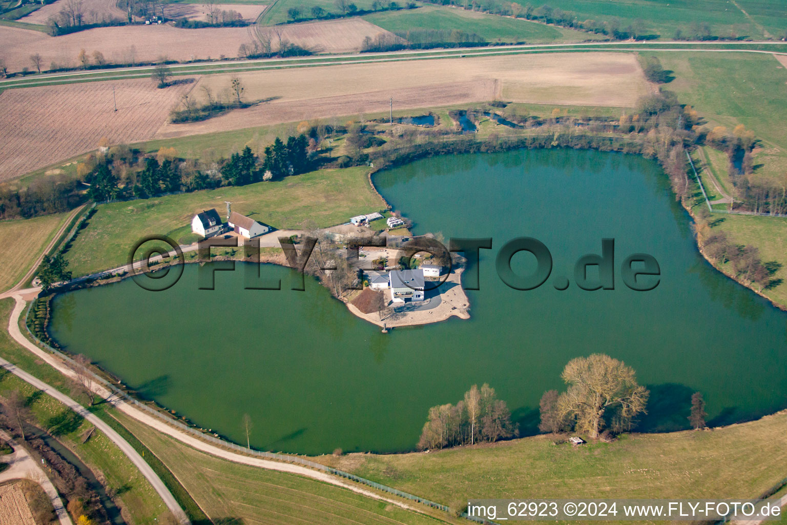 Vue aérienne de Lac de baignade de Johannitermatten à le quartier Eckartsweier in Willstätt dans le département Bade-Wurtemberg, Allemagne