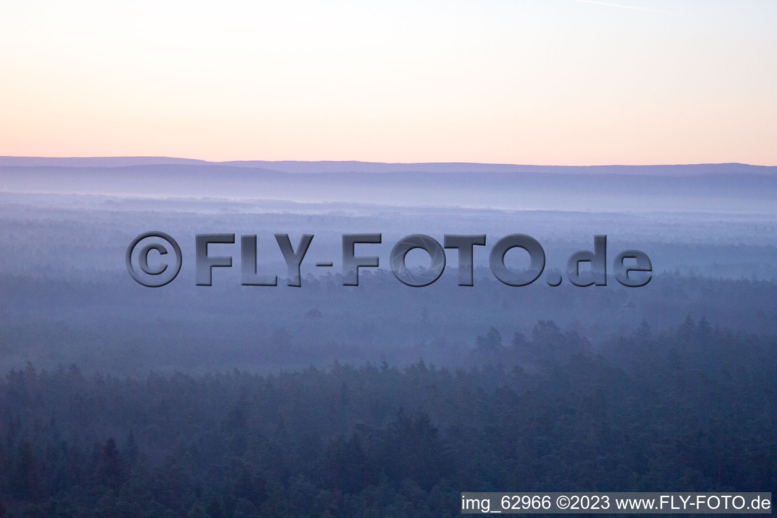 Vallée d'Otterbachtal à Minfeld dans le département Rhénanie-Palatinat, Allemagne vu d'un drone