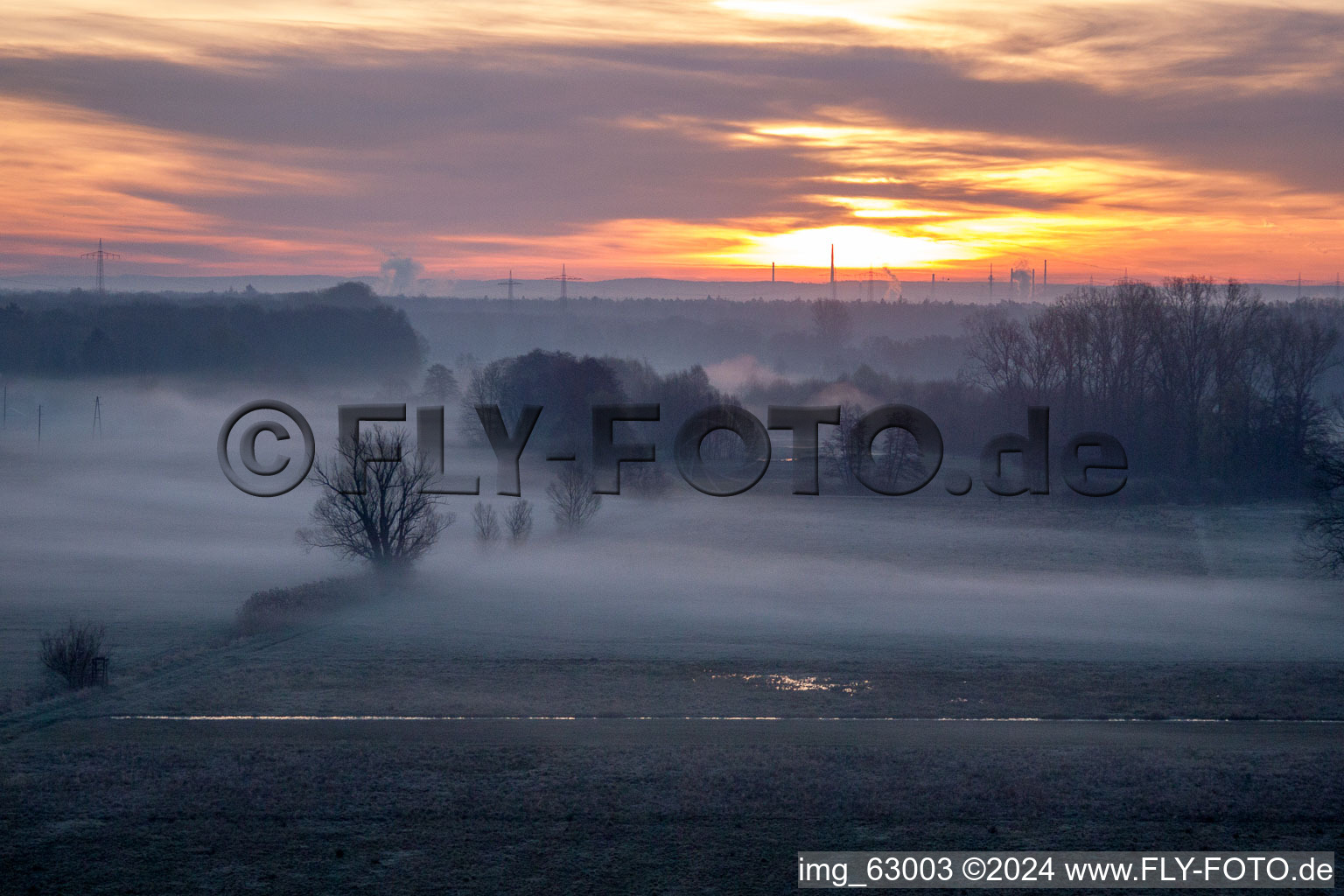 Vue aérienne de Le lever du soleil et le brouillard dans un champ de Minfeld rendent le ciel jaune et orange à le quartier Büchelberg in Wörth am Rhein dans le département Rhénanie-Palatinat, Allemagne