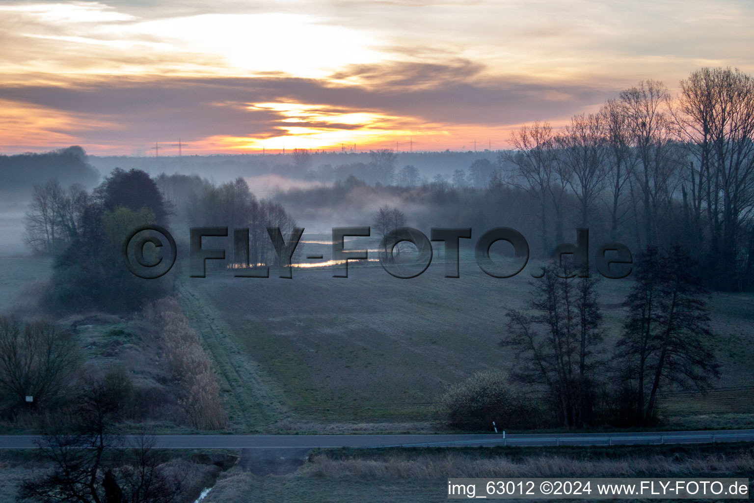 Vue aérienne de Brume matinale au lever du soleil sur des structures herbeuses dans un paysage de champs et de prairies à Otterbachtal à Minfeld dans le département Rhénanie-Palatinat, Allemagne