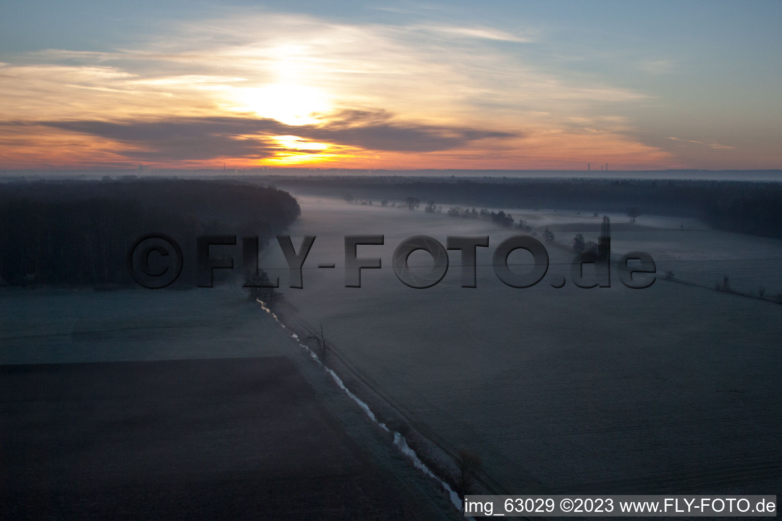 Vallée d'Otterbachtal à Minfeld dans le département Rhénanie-Palatinat, Allemagne du point de vue du drone