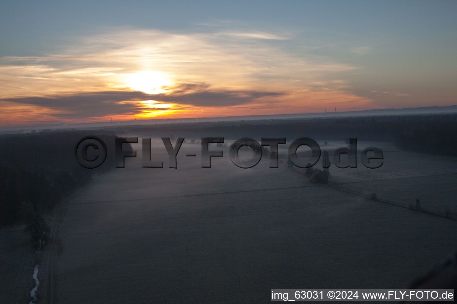 Photographie aérienne de Brume matinale au lever du soleil sur des structures herbeuses dans un paysage de champs et de prairies à Otterbachtal à Minfeld dans le département Rhénanie-Palatinat, Allemagne