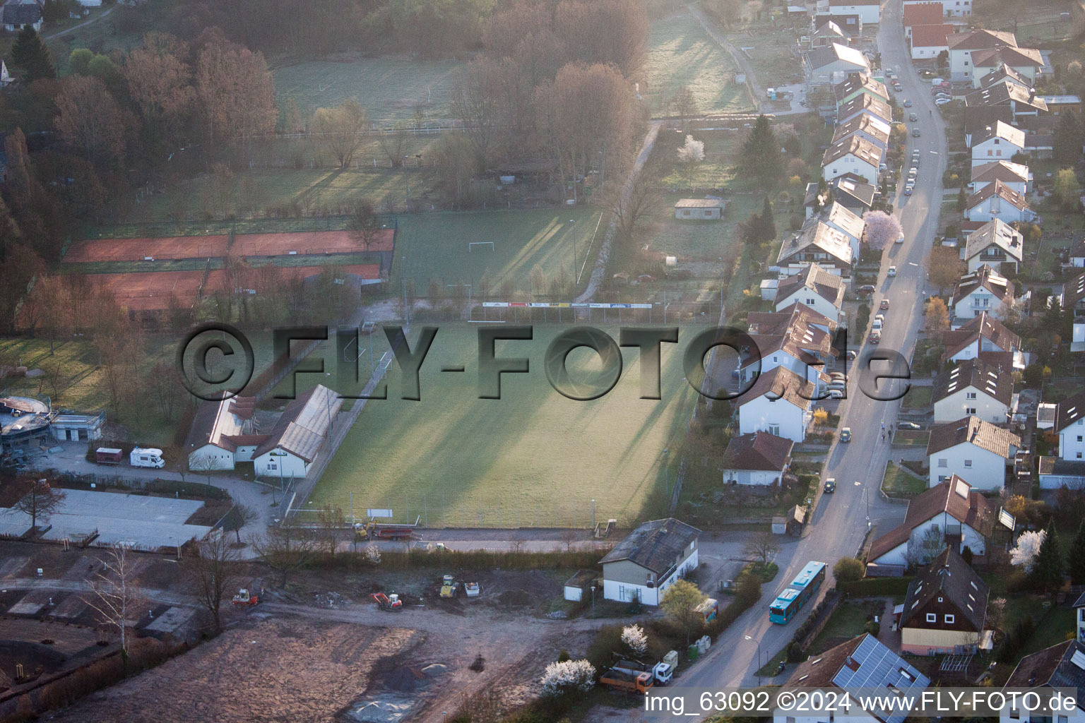 Terrains de sport à le quartier Ingenheim in Billigheim-Ingenheim dans le département Rhénanie-Palatinat, Allemagne du point de vue du drone