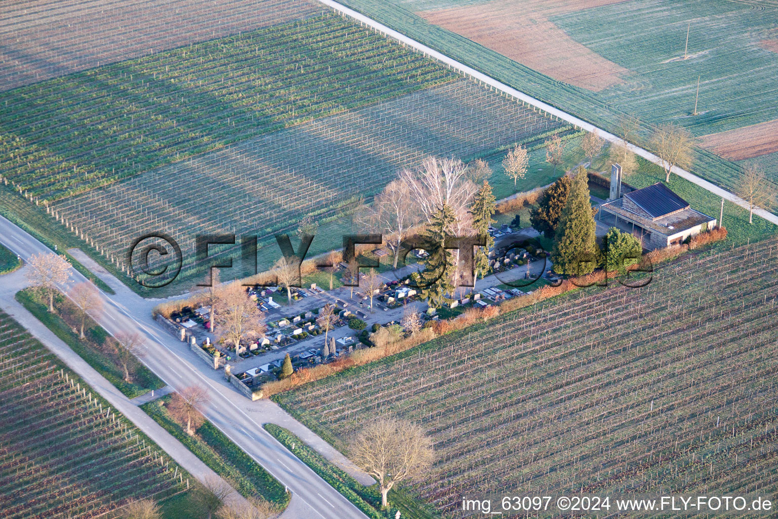 Vue aérienne de Cimetière à le quartier Klingen in Heuchelheim-Klingen dans le département Rhénanie-Palatinat, Allemagne