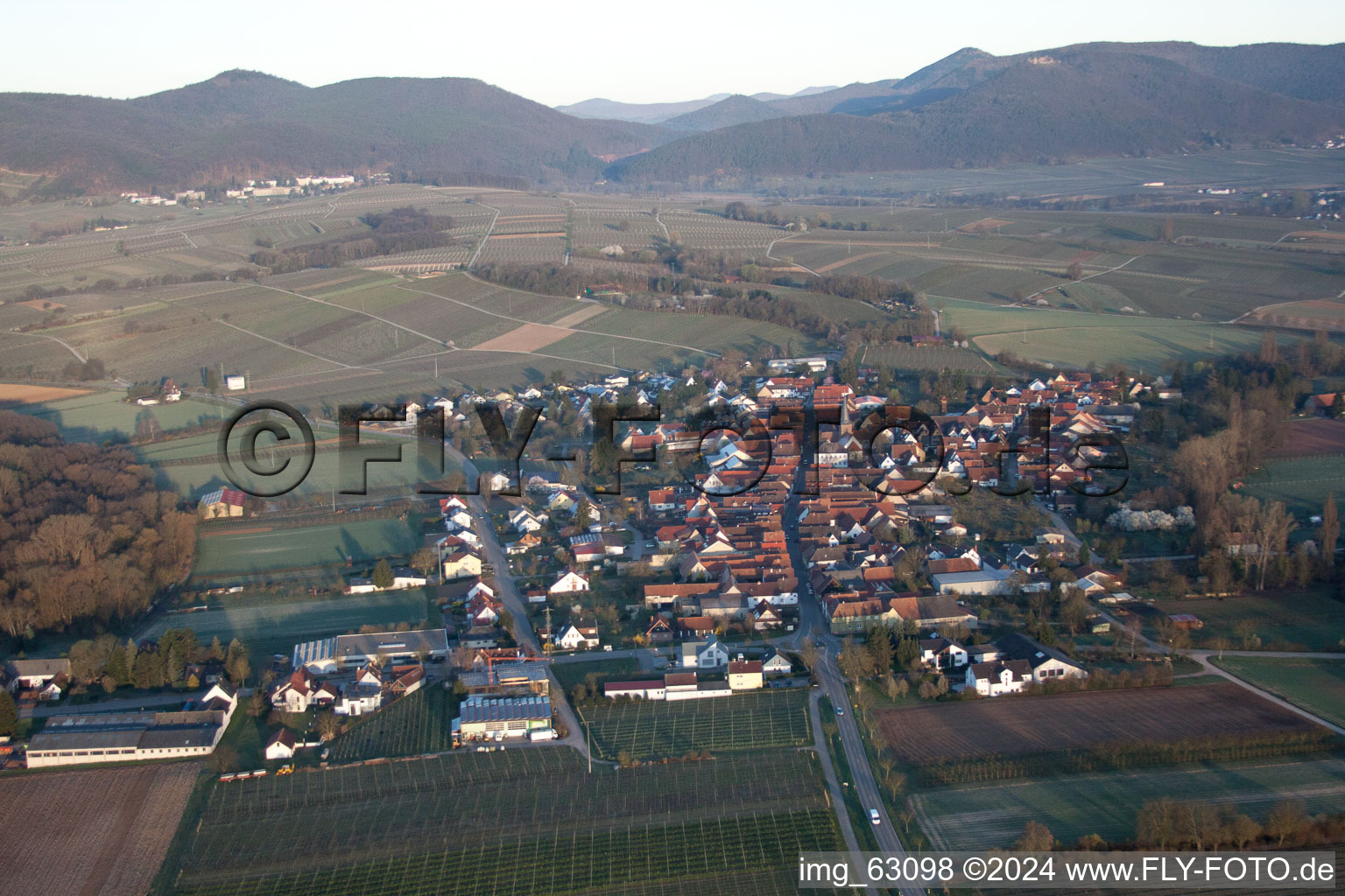 Enregistrement par drone de Quartier Klingen in Heuchelheim-Klingen dans le département Rhénanie-Palatinat, Allemagne