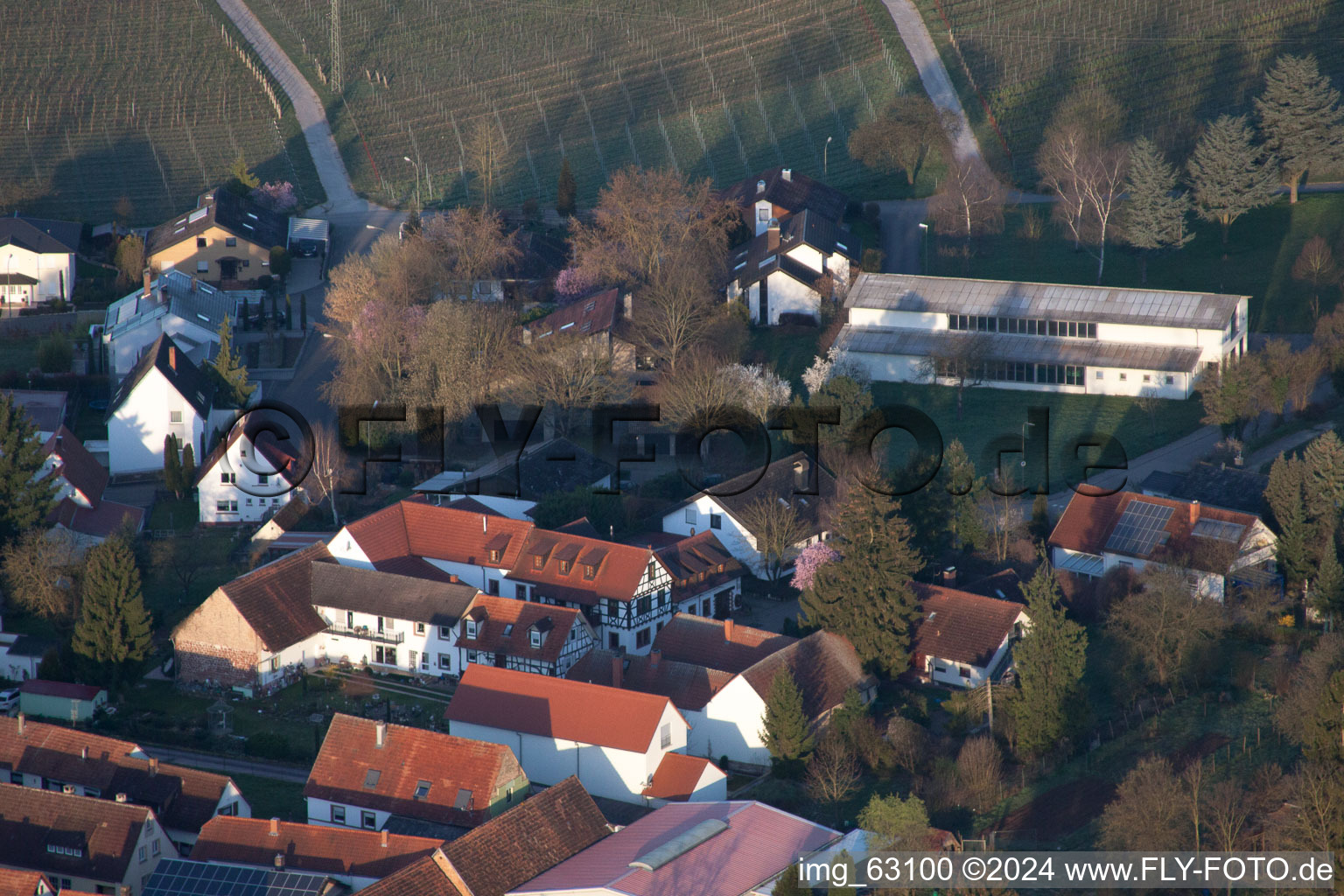 Vue aérienne de Bar à vin Vogler à le quartier Heuchelheim in Heuchelheim-Klingen dans le département Rhénanie-Palatinat, Allemagne