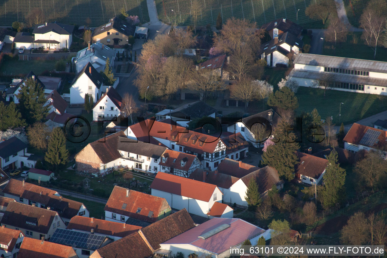 Vue aérienne de Bar à vin Vogler à le quartier Heuchelheim in Heuchelheim-Klingen dans le département Rhénanie-Palatinat, Allemagne