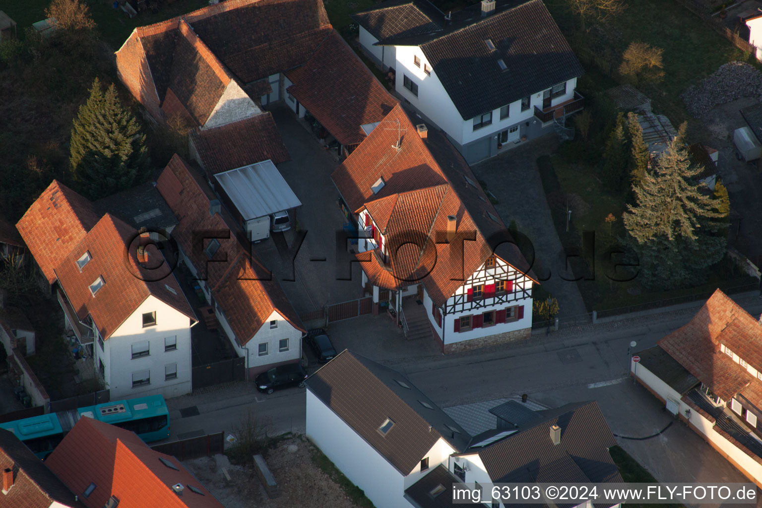 Quartier Heuchelheim in Heuchelheim-Klingen dans le département Rhénanie-Palatinat, Allemagne vue du ciel