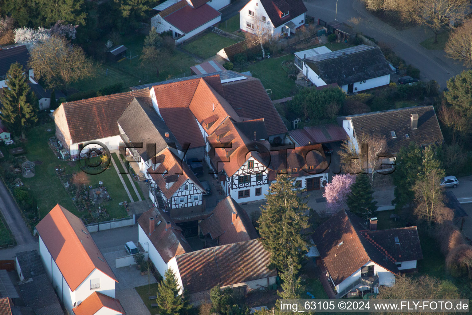 Vue oblique de Bar à vin Vogler à le quartier Heuchelheim in Heuchelheim-Klingen dans le département Rhénanie-Palatinat, Allemagne