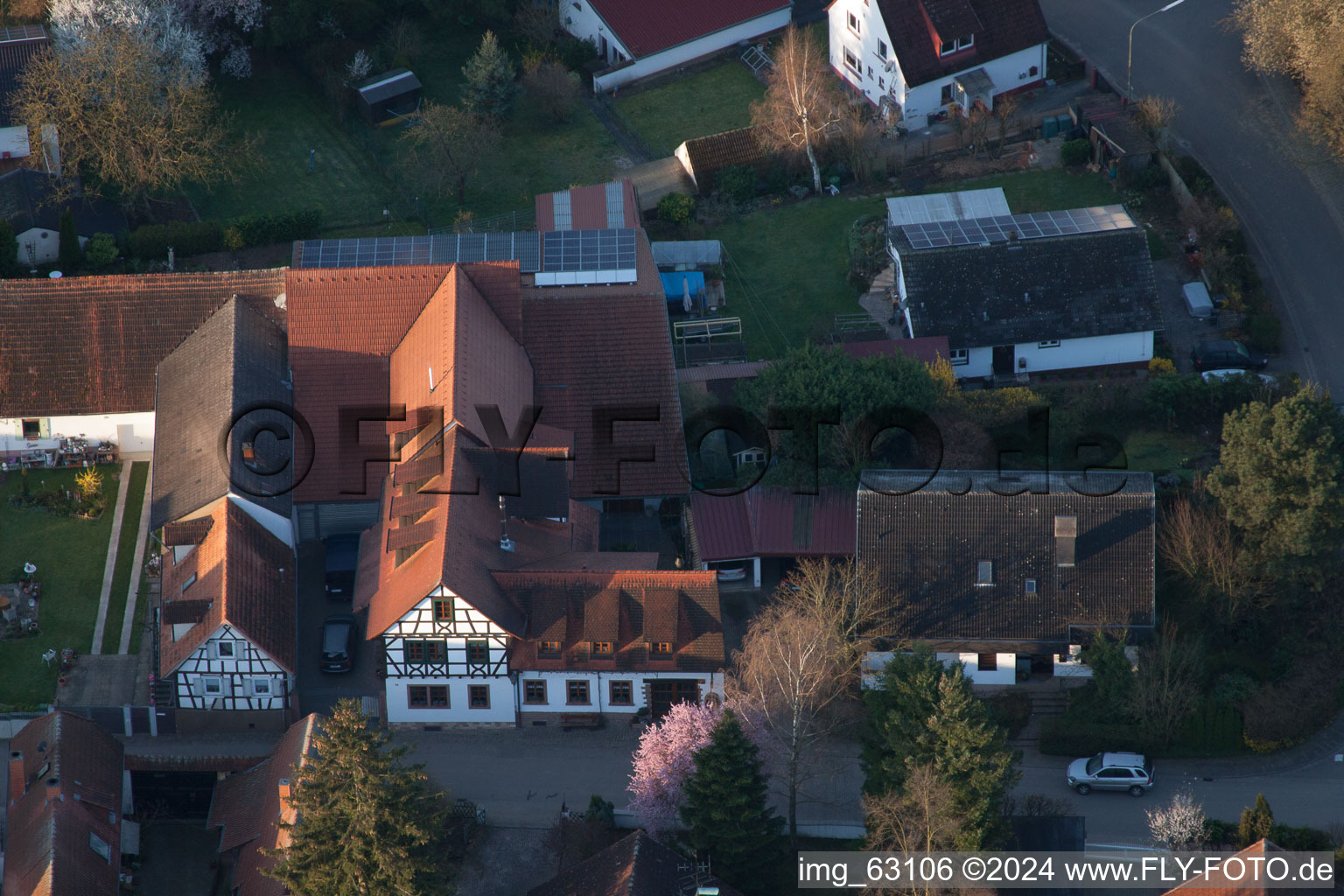 Bar à vin Vogler à le quartier Heuchelheim in Heuchelheim-Klingen dans le département Rhénanie-Palatinat, Allemagne d'en haut