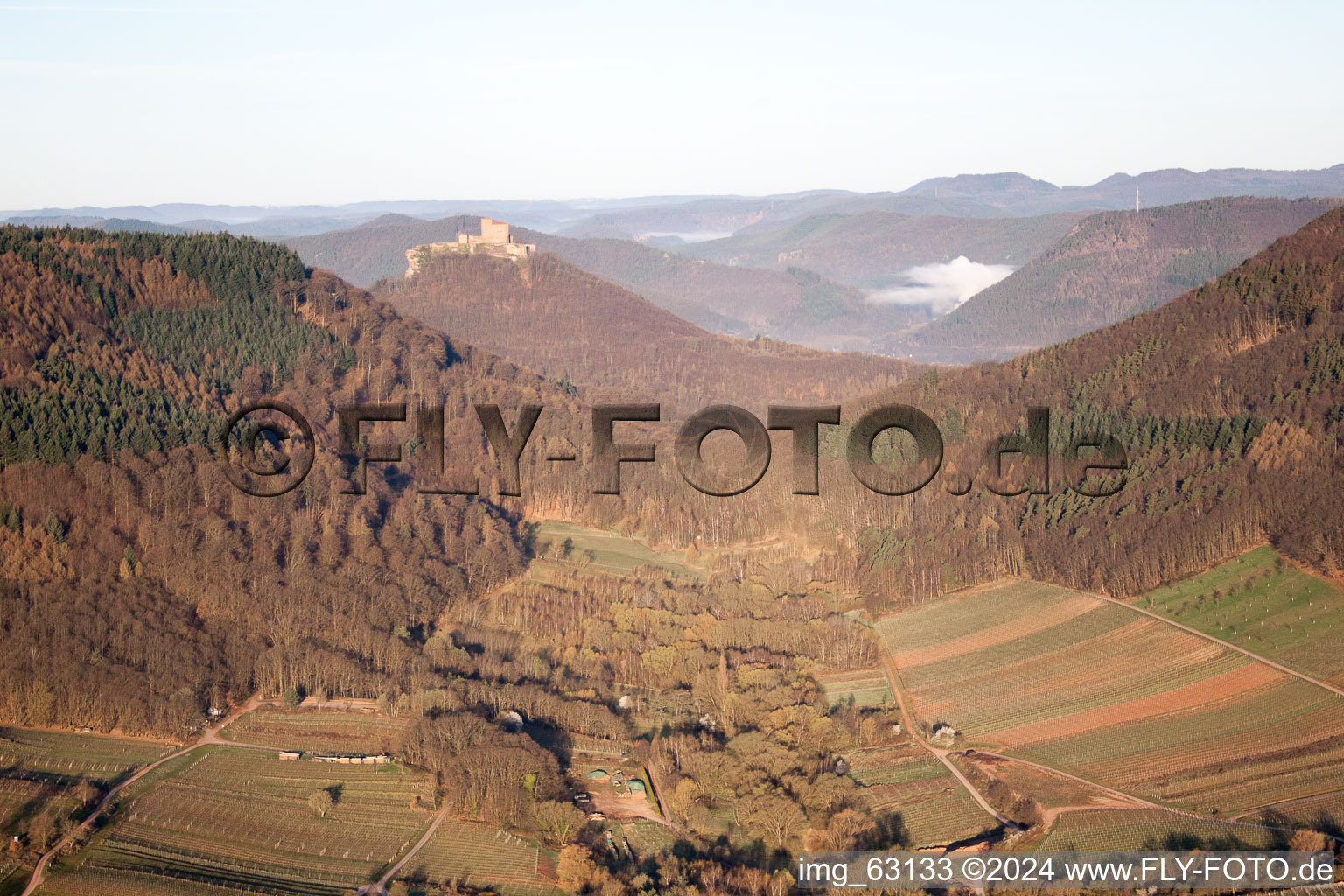 Vue aérienne de Trifels de la vallée de Ranschbacher à Ranschbach dans le département Rhénanie-Palatinat, Allemagne