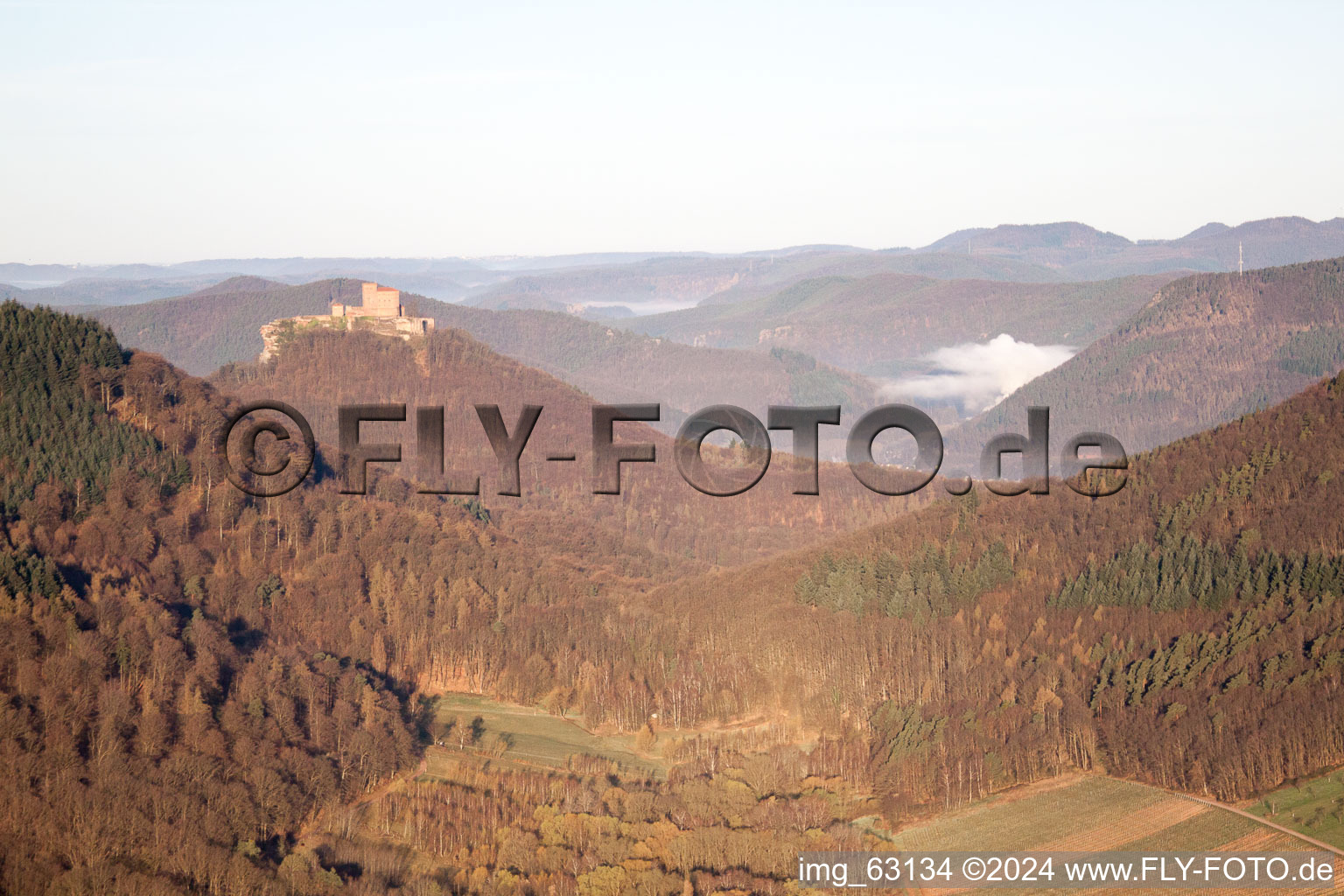 Vue aérienne de Trifels de la vallée de Ranschbacher à Ranschbach dans le département Rhénanie-Palatinat, Allemagne