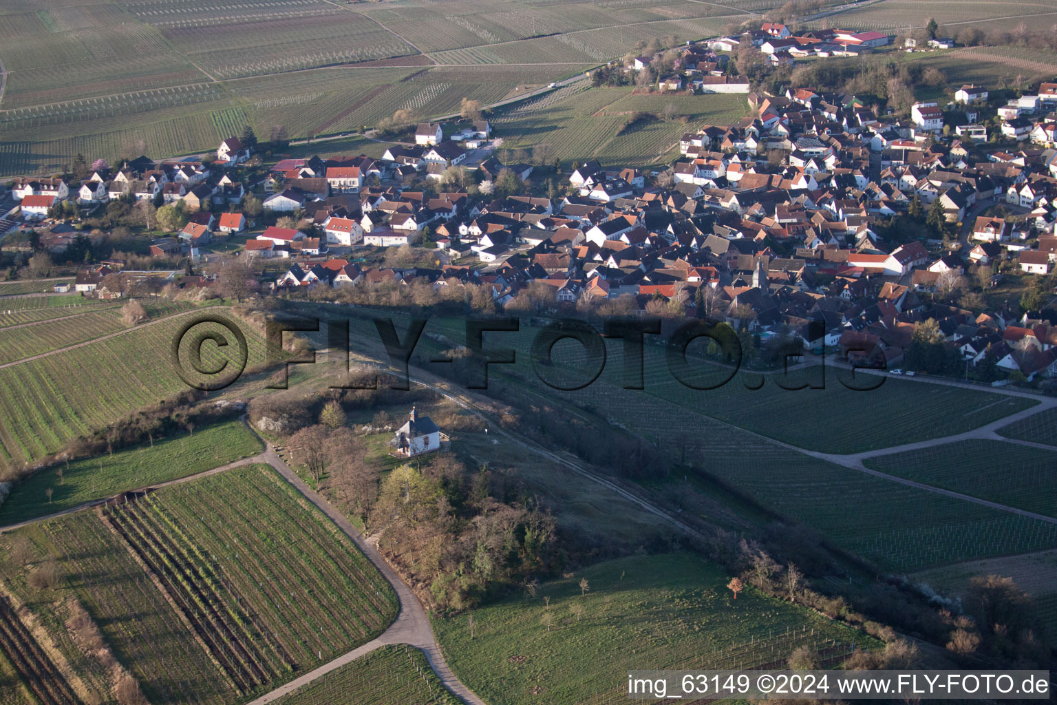 Vue aérienne de Petite chapelle de Kalmit à le quartier Ilbesheim in Ilbesheim bei Landau in der Pfalz dans le département Rhénanie-Palatinat, Allemagne