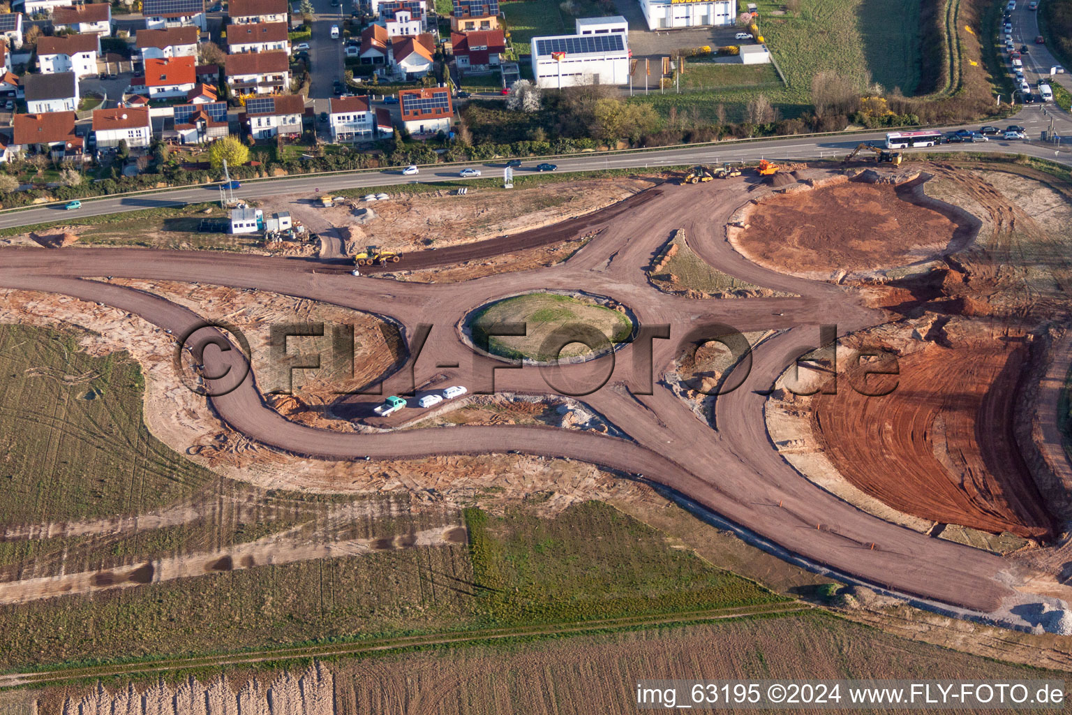 Vue aérienne de Chantier du rond-point - tracé de la sortie d'autoroute Landau Mitte à le quartier Queichheim in Landau in der Pfalz dans le département Rhénanie-Palatinat, Allemagne