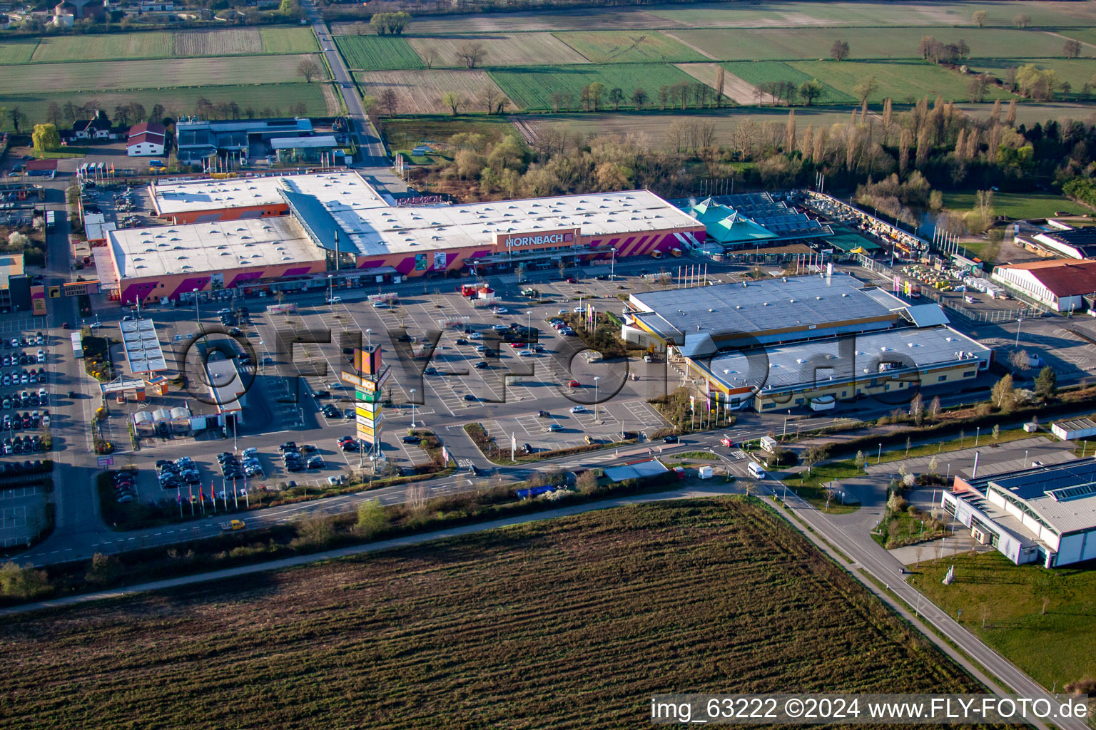 Photographie aérienne de Parking du Hornbach à Bornheim dans le département Rhénanie-Palatinat, Allemagne