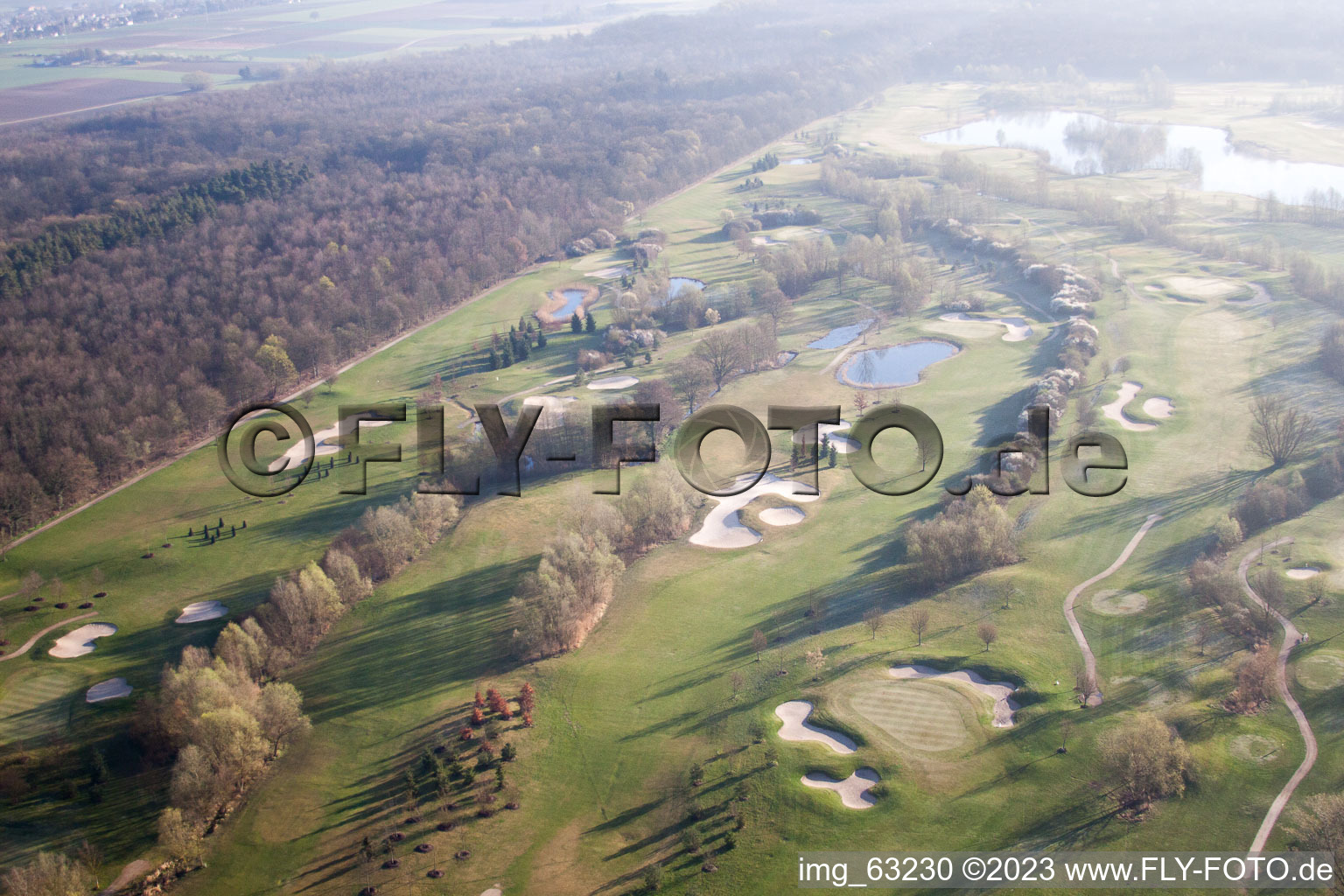 Golfclub Dreihof à Essingen dans le département Rhénanie-Palatinat, Allemagne du point de vue du drone