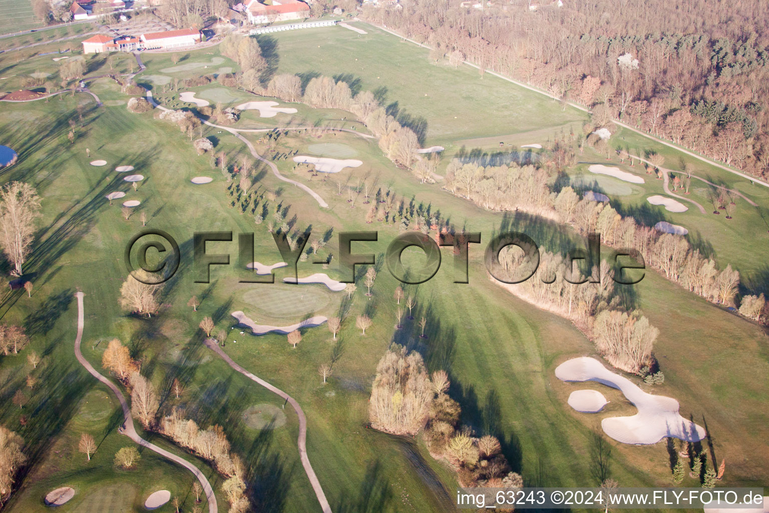 Vue d'oiseau de Superficie du terrain de golf complexe de golf domaine de campagne Dreihof à le quartier Dreihof in Essingen dans le département Rhénanie-Palatinat, Allemagne