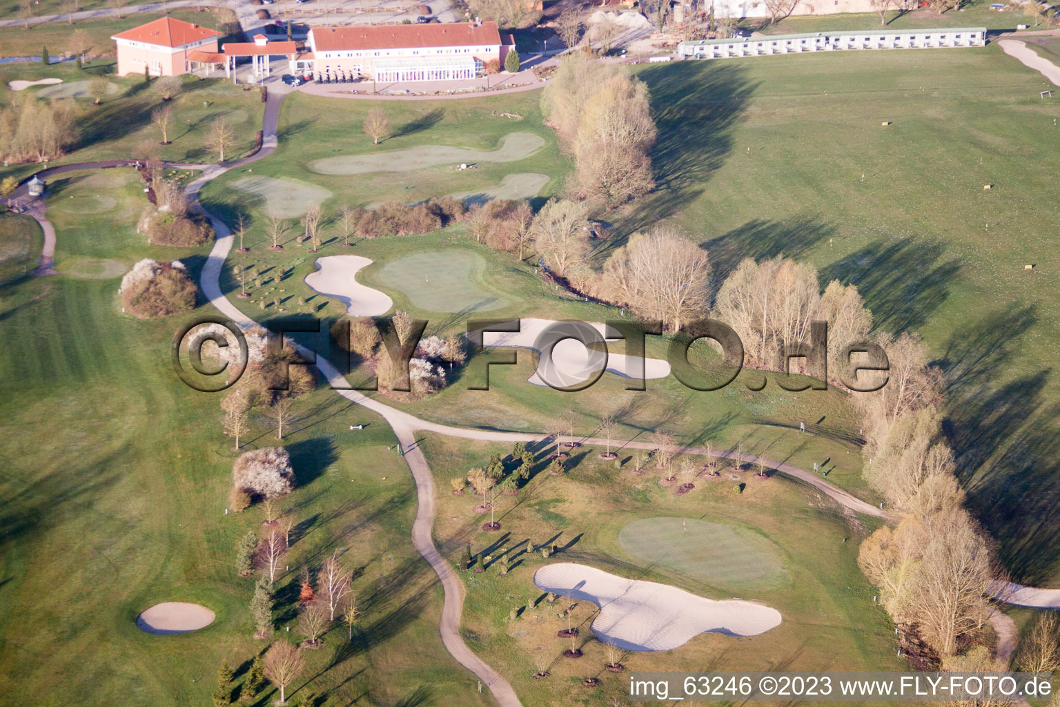 Golfclub Dreihof à Essingen dans le département Rhénanie-Palatinat, Allemagne du point de vue du drone