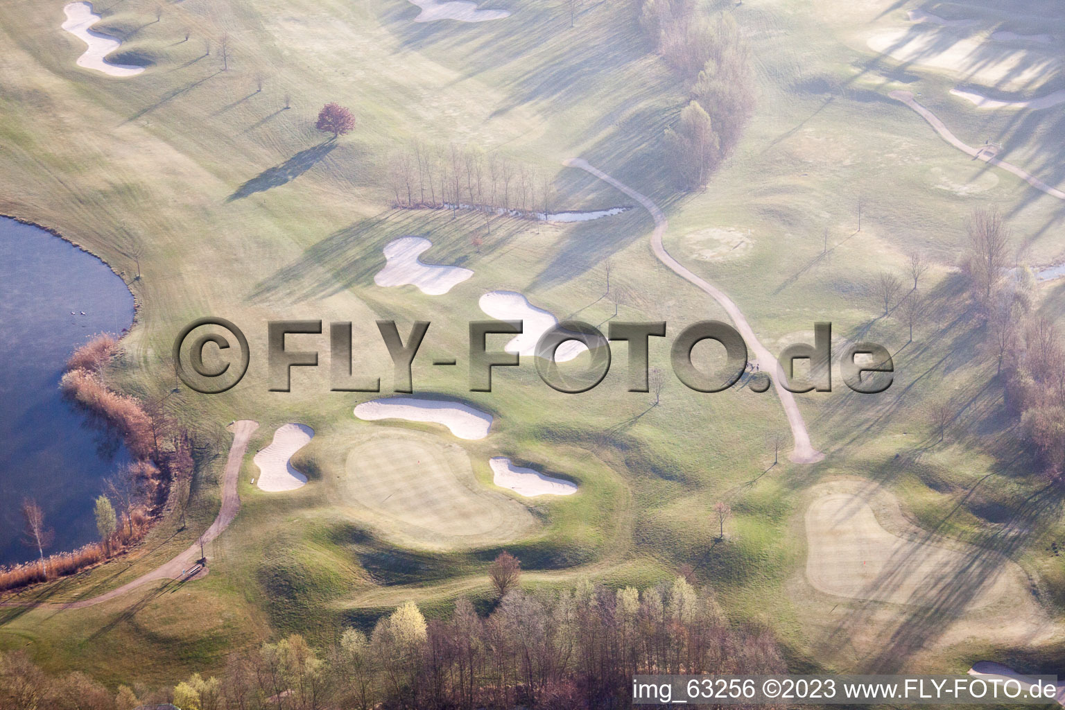 Vue d'oiseau de Golfclub Dreihof à Essingen dans le département Rhénanie-Palatinat, Allemagne