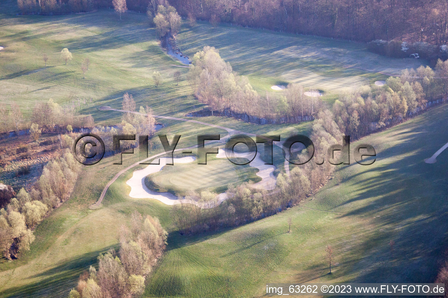 Golfclub Dreihof à Essingen dans le département Rhénanie-Palatinat, Allemagne du point de vue du drone