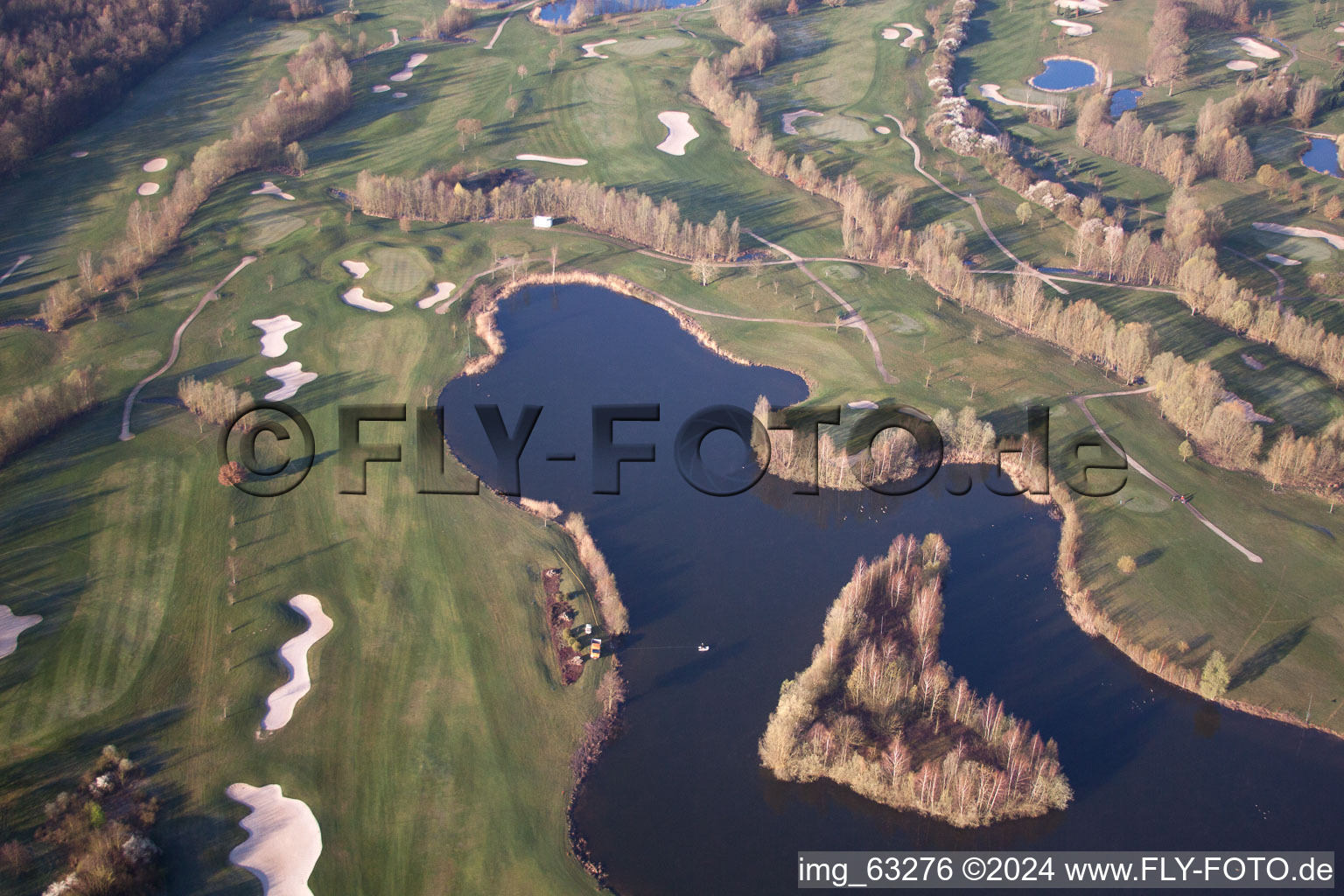 Superficie du terrain de golf complexe de golf domaine de campagne Dreihof à le quartier Dreihof in Essingen dans le département Rhénanie-Palatinat, Allemagne vue du ciel