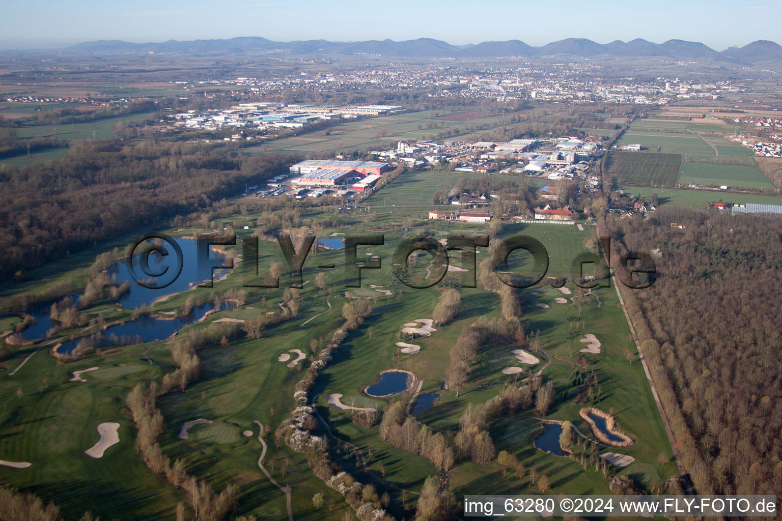 Enregistrement par drone de Superficie du terrain de golf complexe de golf domaine de campagne Dreihof à le quartier Dreihof in Essingen dans le département Rhénanie-Palatinat, Allemagne