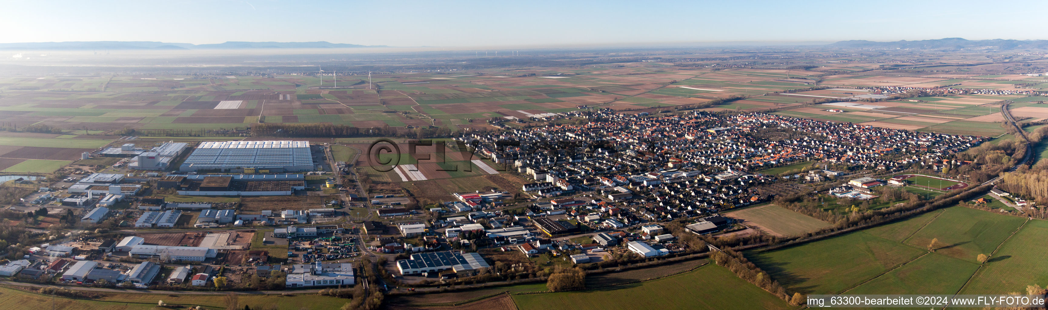 Vue aérienne de Panorama - vue en perspective des rues et des maisons des quartiers résidentiels à Offenbach an der Queich dans le département Rhénanie-Palatinat, Allemagne